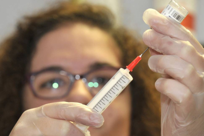 Sanitaria soriana durante la preparación de una vacuna en el complejo hospitalario.-VALENTÍN GUISANDE