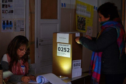 Jurados electorales trabajan sin luz en las elecciones regionales de Argentina.-EFE