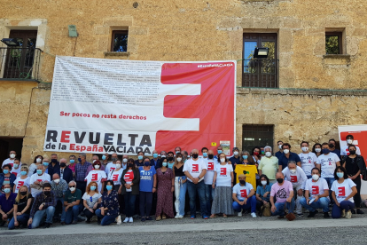 Foto de familia de la mayor parte de los participantes en la asamblea de la España Vaciada celebrada en Cuenca este fin de semana. HDS