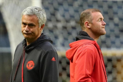 Mourinho y Rooney, durante su visita este martes al Freinds Arena.-REUTERS / MICHAEL DALDER