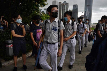 Jóvenes estudiantes se manifiestan en Hong Kong, este lunes.-LILIAN SUWANRUMPHA (AFP)