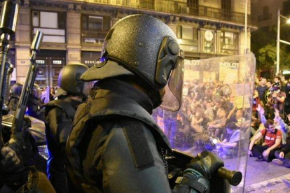 Policías ante los manifestantes en la plaza Urquinaona.-MANU MITRU
