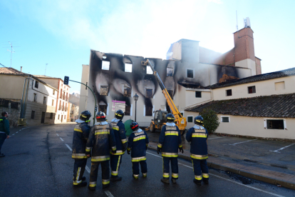 Bomberos de la Diputación en un incendio en San Esteban.-HDS