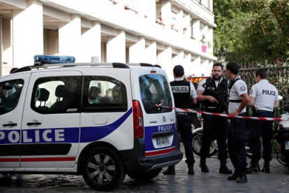 La policía francesa asegura la zona donde soldados franceses fueron heridos por un vehículo, en el este de París, en el suburbio de Levallois-Perret, el 9 de agosto-REUTERS / BENOIT TESSIER