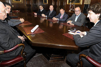 Representantes de Riosa Aparcamientos en la reunión con el alcalde. / Ú.S.-