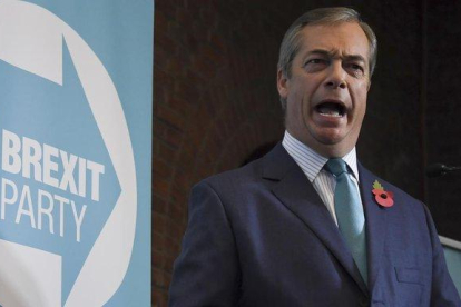 El líder del Partido del Brexit, Nigel Farage, en una conferencia de prensa, este viernes, en Londres.-ALBERTO PEZZALLI (AP)