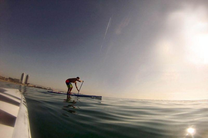 Un paddlesurfero del Molokai SUP Center de Barcelona.-MOLOKAI SUP CENTER DE BARCELONA (ARCHIVO)