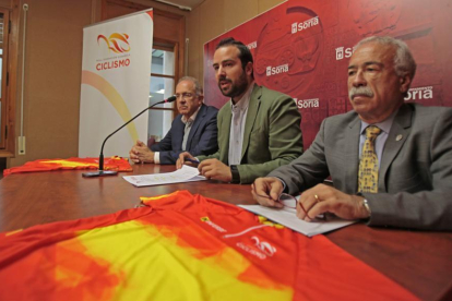 Juan Luis López, Ángel Hernández y Roberto Coca, ayer, en la persentación del Campeonato de España.-MARIO TEJEDOR