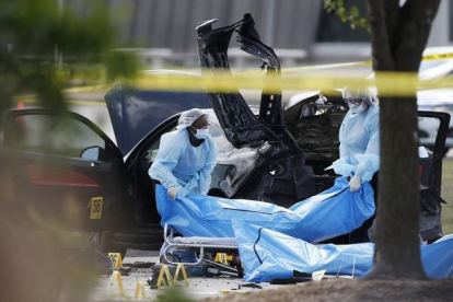 Forenses retiran los cuerpos de los dos atacantes de la exposición sobre caricaturas de Mahoma en Garland, cerca de Dallas.-Foto:   AP / BRANDON WADE
