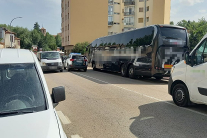 La Guardia Civil interviene en el autobús en el que viajaba la persona detenida. HDS