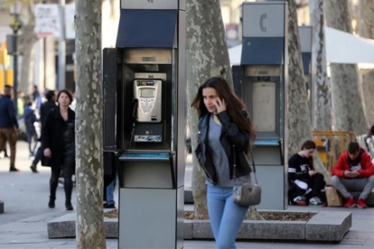 Cabina telefónica en la plaza de Cataluña de Barcelona.-/ RICARD CUGAT