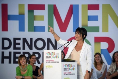 Maddalen Iriarte, candidata de EH Bildu a las elecciones vascas, en un mitin en Durango.-EFE / JAVIER ZORRILLA