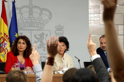 María Jesús Montero, Isabel Celaá y José Luis Ábalos, en la rueda de prensa posterior al Consejo de Ministros.-/ J.J. GUILLÉN (EFE)