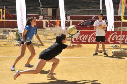 Uno de los partidos con los que comenzó ayer el III Torneo de Voley Plaza.-Valentín Guisande