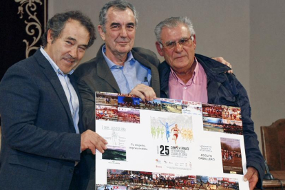 Irigoyen, Caballero y Pérez en uno de los momentos de la gala de ayer para conmemorar el 25 aniversario del Cross de Soria.-Mario Tejedor