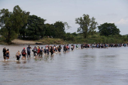 Integrantes de la segunda caravana de migrantes  en su mayoria hondurenos  cruzan a pie el rio Suchiate.-EFE