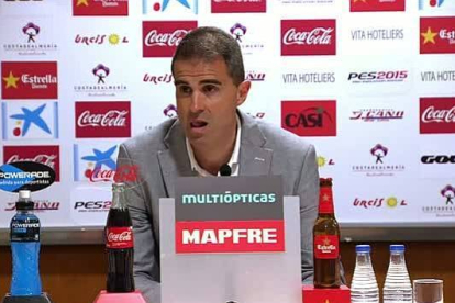 El entrenador del Eibar contesta en euskera en la rueda de prensa tras perder ante el Almería y abandona la sala tras las protestas de los informadores.-