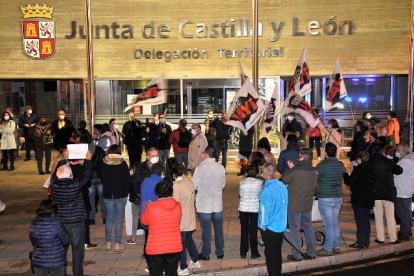 Protesta, ayer, a las puertas de la delegación de la Junta en Soria. VALENTÍN GUISANDE