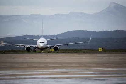 Primer vuelo regular en el aeropuerto de Castellón, procedente de Londres.-MIGUEL LORENZO