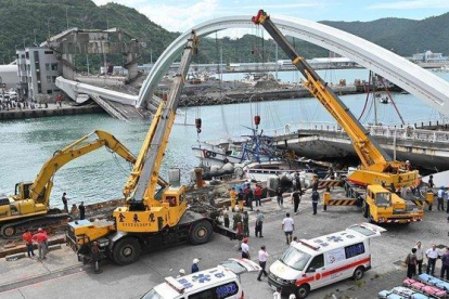 Los equipos de rescate trabajan junto al puente derrumbado en Taiwán.-