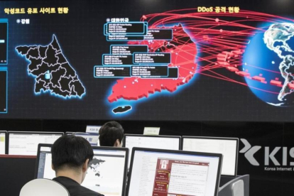 Informáticos en Seúl monitorizando los efectos del virus Wannacry.-AP/YUNG-SI-DOON