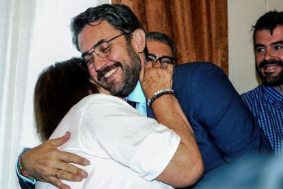 El ministro de Cultura y Deporte, Màxim Huerta, se abraza con su madre tras la ceremonia de traspaso de carteras.-RODRIGO JIMÉNEZ (EFE)
