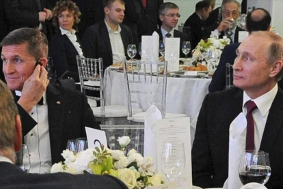 Foto tomada el 10 de diciembre de 2015  que muestra al presidente ruso  Vladimir Putin sentado junto al entonces militar retirado estadounidense Michael Flynn en Moscú.-MICHAEL KLIMENTYEV