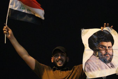 Un seguidor de Al Sadr celebra la victoria.-AFP / AHMAD AL-RUBAYE