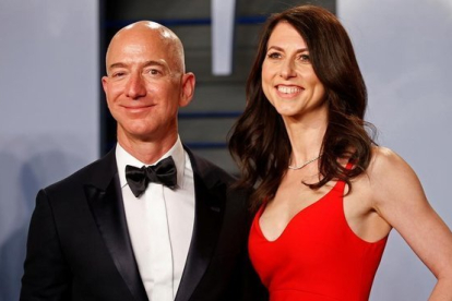 Jeff y Mackenzie Bezos en una fiesta en los Oscar en marzo del 2018.-REUTERS