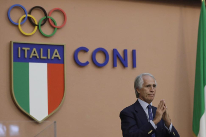 El presidente del Comité Olímpico Italiano, Giovanni Malagó, anuncia la retirada de la candidatura.-ALESSANDRA TARANTINO / AP