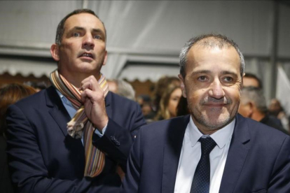 Los líderes de la coalición nacionalista corsa Gilles Simeoni (izquierda) y Jean- Guy Talamoni, en un mitin en Bastia.-/ AFP / PASCAL POCHARD-CASABIANCA