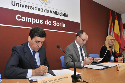 Carlos Martínez Izquierdo, Daniel Miguel San José y Blanca García firman la creación de la cátedra. HDS
