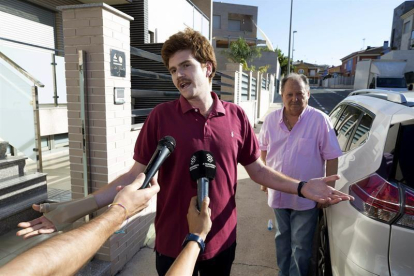 El joven herido en el último atentado de Londres, Alejandro Martínez Saura (i), junto a su abuelo José Luis Saura (d), en la puerta de su casa en la pedanía murciana del Esparragal, hoy despúes de viajar desde Londres en coche con sus padres y su novia, y-EFE