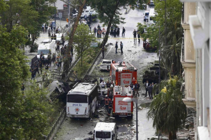 Servicios de emergencias rodean el autobús objeto del ataque, este martes en el centro de Estambul.-REUTERS