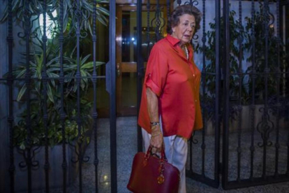 Una foto reciente de Rita Barberá saliendo de su domicilio en Valencia.-