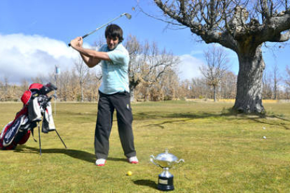 Daniel Berná en el Club de Golf Soria en el que entrena. / ÁLVARO MARTÍNEZ-