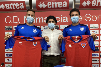 Cortijo y Suárez fueron presentados por Rubén Andrés como nuevos jugadores del Numancia. MARIO TEJEDOR