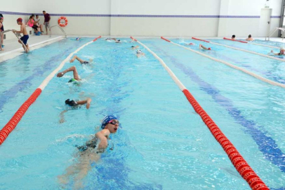 Nadadores dando brazadas en la piscina de La Juventud.-ÁLVARO MARTÍNEZ