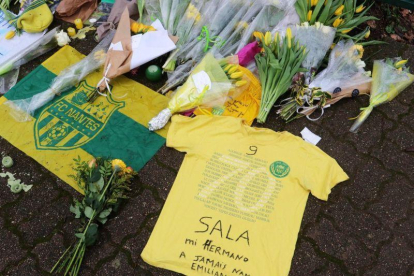 Homenaje a Emiliano Sala durante el entrenamiento del Nantes este viernes.-EPA