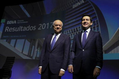 Francisco González (izquierda), junto a Carlos Torres.-REUTERS / SERGIO PEREZ
