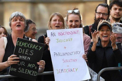 Manifestantes ’antibrexit’ claman contra la suspensión del Parlamento a las puertas del Tribunal Supremo británico, este miércoles.-ANDY RAIN (EFE)