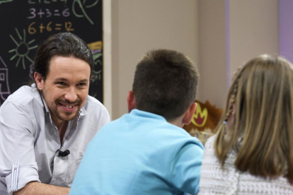 Pablo Iglesias, con los niños que lo entrevistaron en '26-J. Quiero gobernar', en Tele 5.-MEDIASET