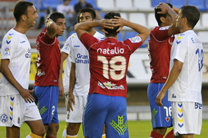 Gaffoo, Natalio y Juanma se lamentan en el partido jugado ante Las Palmas. / Diego Mayor-