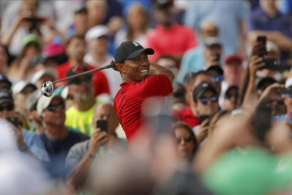 Tiger Woods estudia un putt ante seguidores, el pasado domingo-/ MIKE CARLSON (AP)