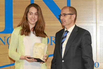 El director general de Iberaval, Pedro Pisonero, entregó el galardón a Jara Valtueña.-