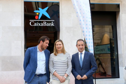 La consejera de Economía y Hacienda, Pilar del Olmo, y el alcalde de Valladolid, Óscar Puente, durante la inauguración de la nueva oficina 'A Valladolid' de CaixaBank-ICAL