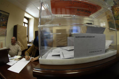 Los votos de los residentes ausentes siempre se abren al final del recuento. En la imagen, una urna en los anteriores comicios municipales. / V. G. -