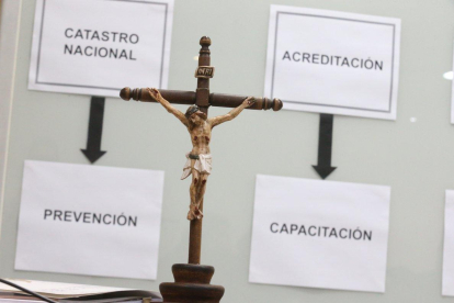 Crucifijo junto a instrucciones-ALBERTO PEÑA (EFE)