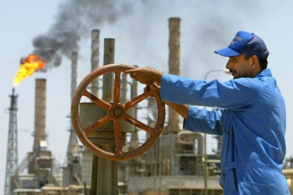 Un trabajador de una refinería de Basrah, en Irak.-Foto: ARCHIVO / REUTERS