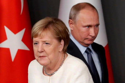 Angela Merkel y Vladimir Putin, en un encuentro en octubre del 2018.-MURAD SEZER (REUTERS)